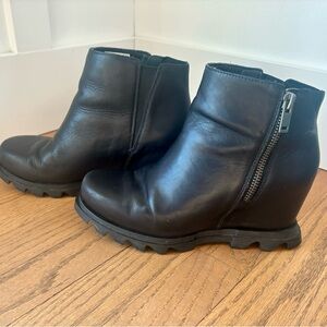 Sorel Black Leather Ankle Booties with Zipper